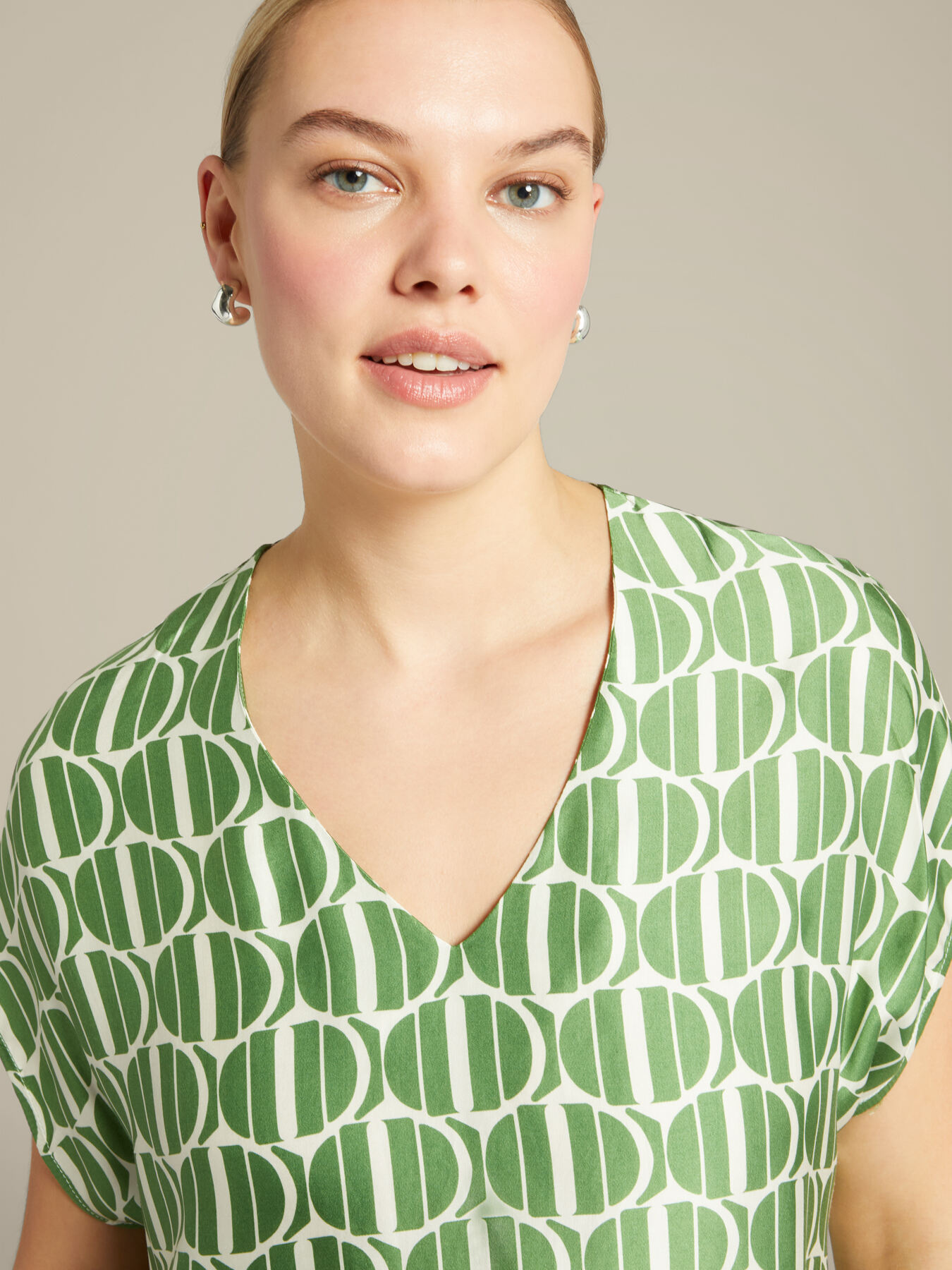 Blusa de raso estampado image number 3