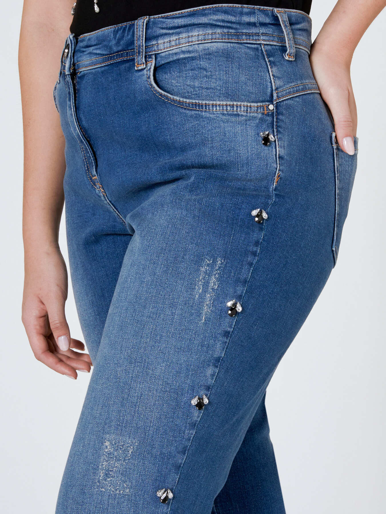 Vaqueros normales bordados image number 3