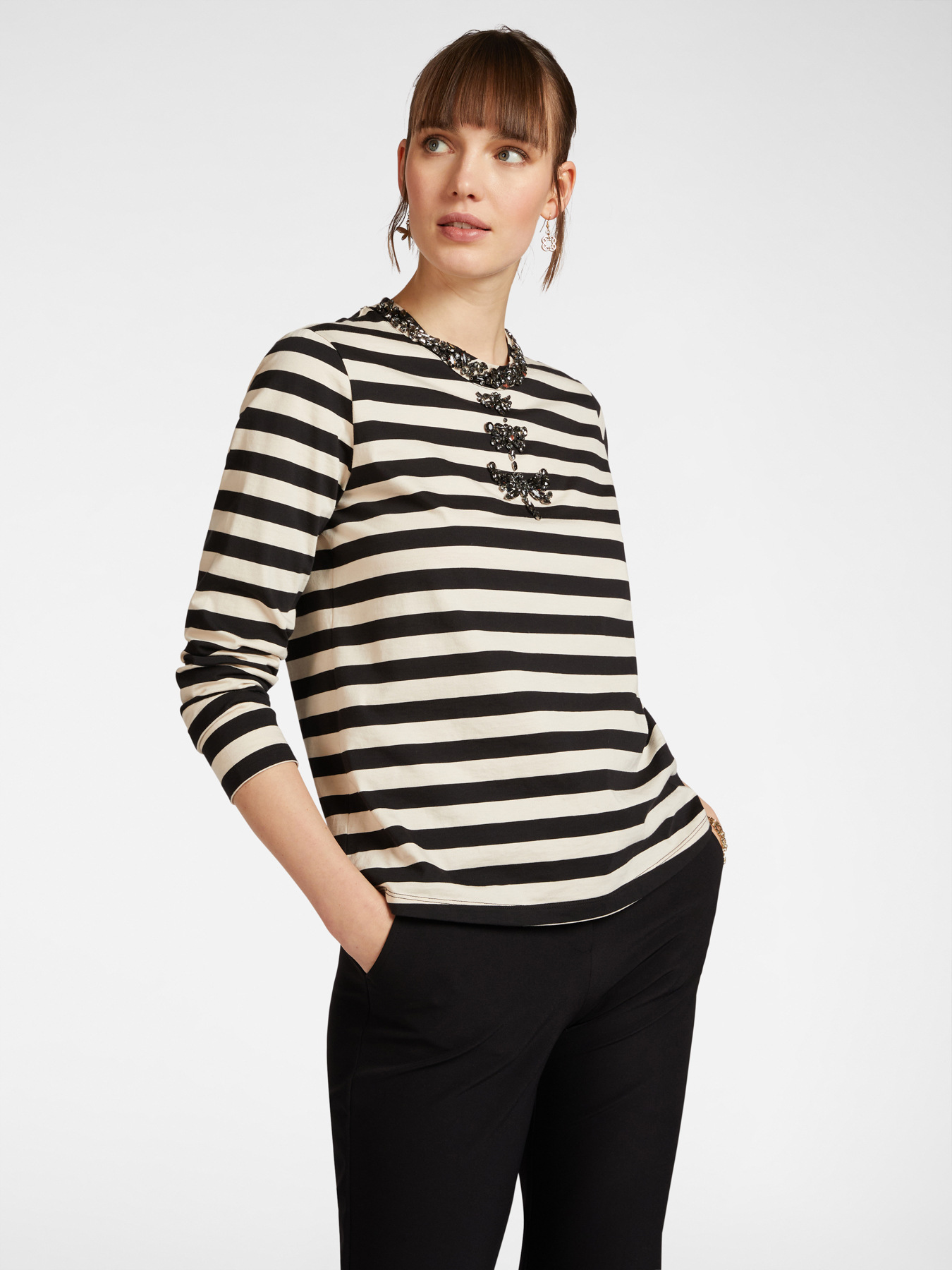 T-shirt ray&eacute; avec broderie de libellules image number 0