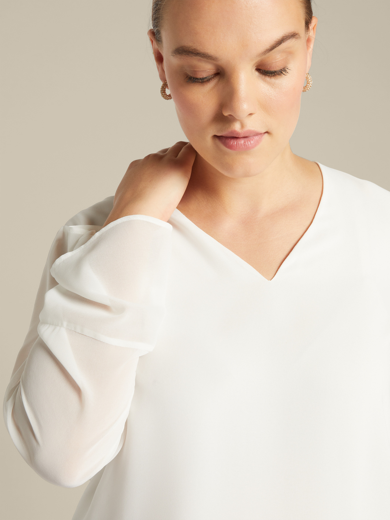 Blusa elegante con pu&ntilde;os de p&eacute;talo image number 3