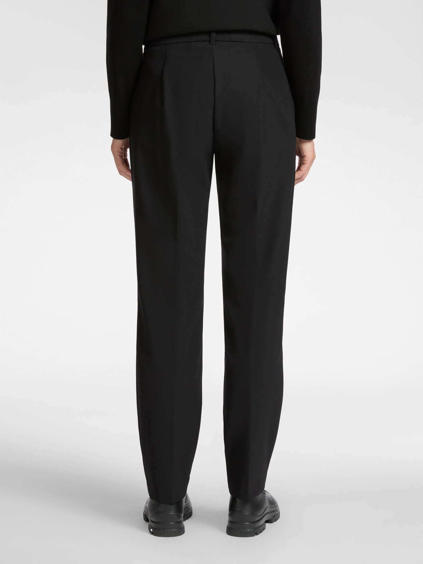 Cal&ccedil;as chino em tecido t&eacute;cnico image number 1