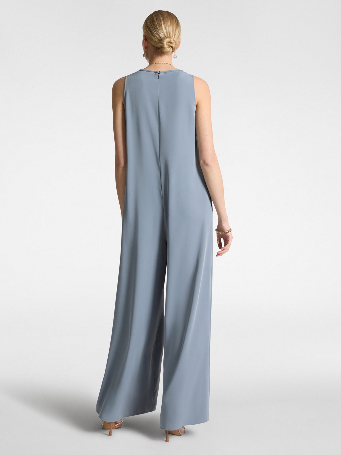 Ensemble &eacute;l&eacute;gant avec combinaison et cape image number 1