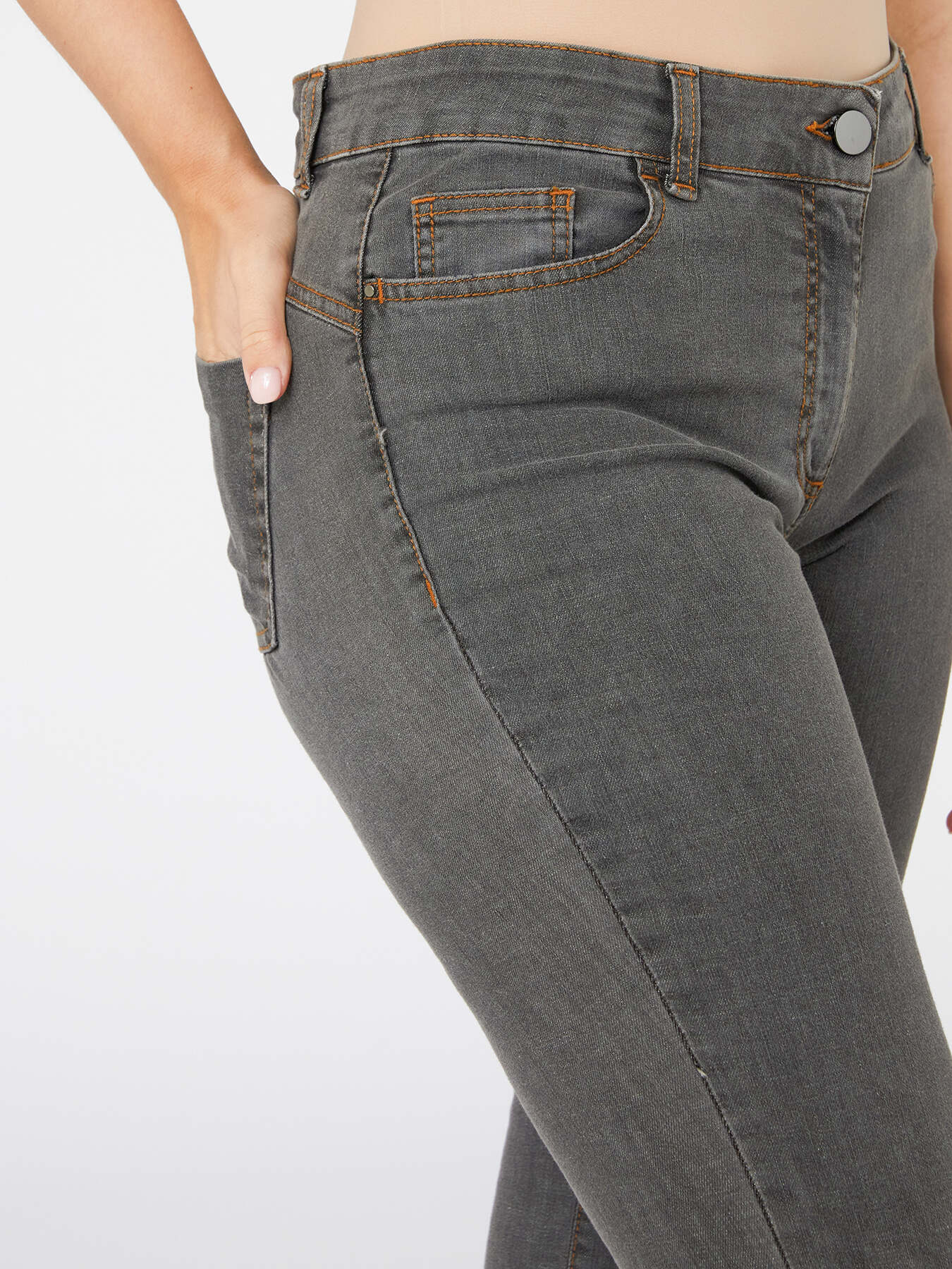 Vaqueros kick flare gris medio image number 3