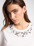 T-shirt con ricamo floreale image number 3