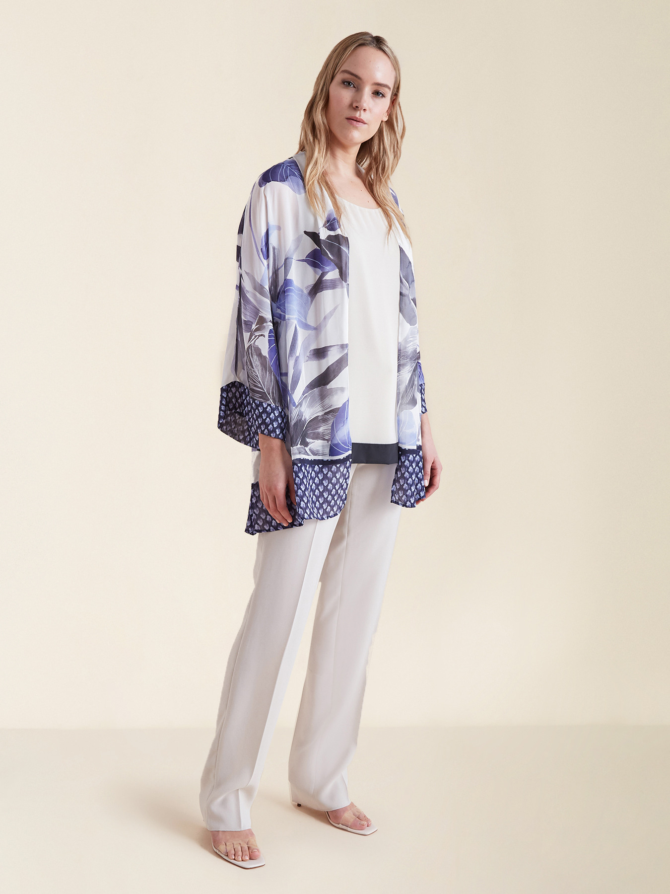 Coprispalle elegante floreale image number 2