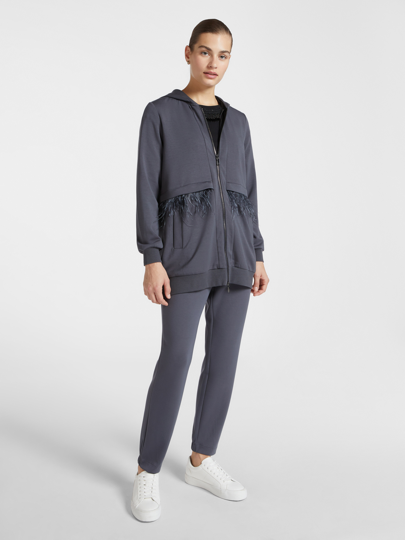 Sudadera sporty chic con plumas image number 2