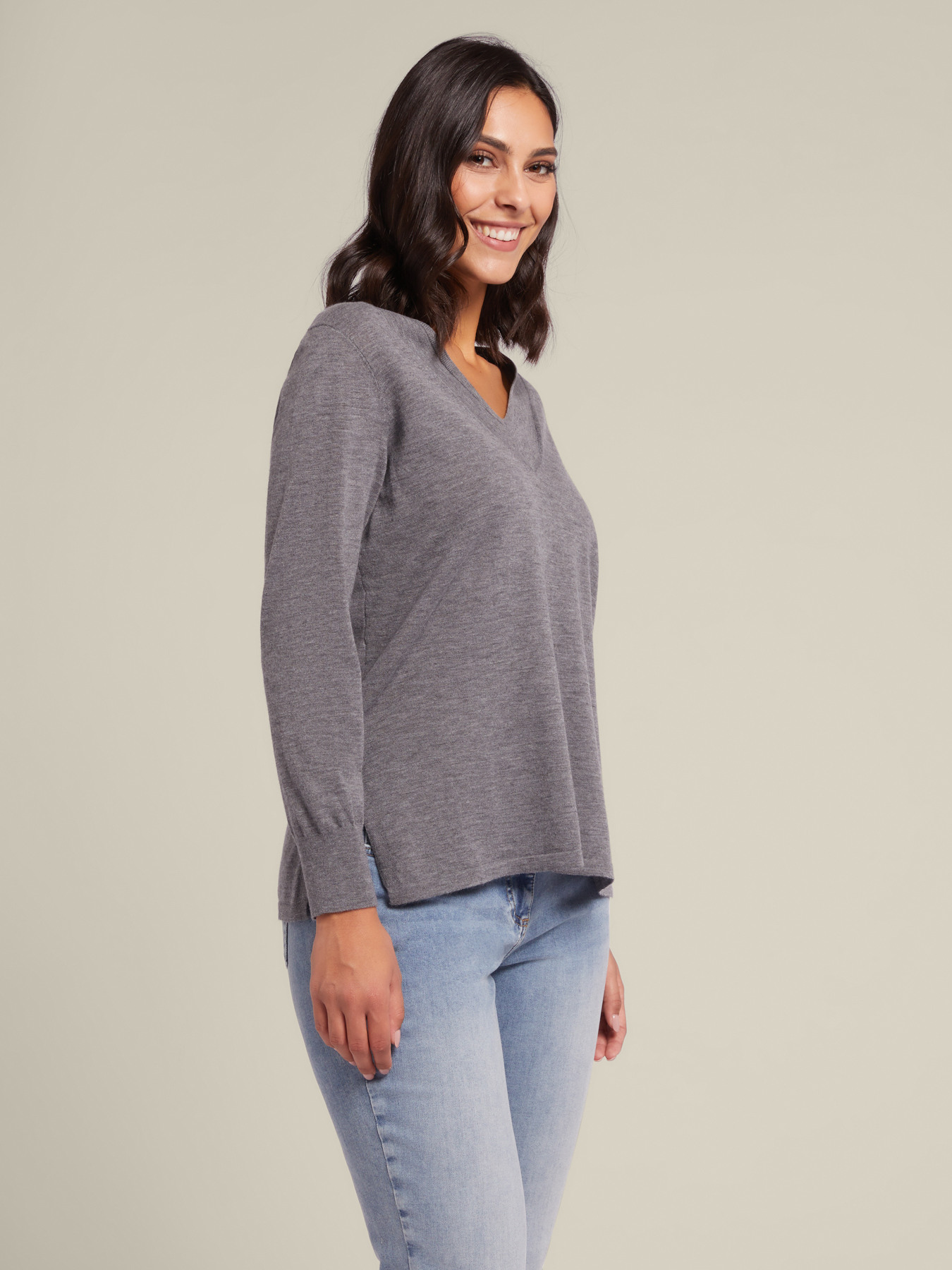 Pullover mit V-Ausschnitt aus nachhaltiger Wolle image number 0