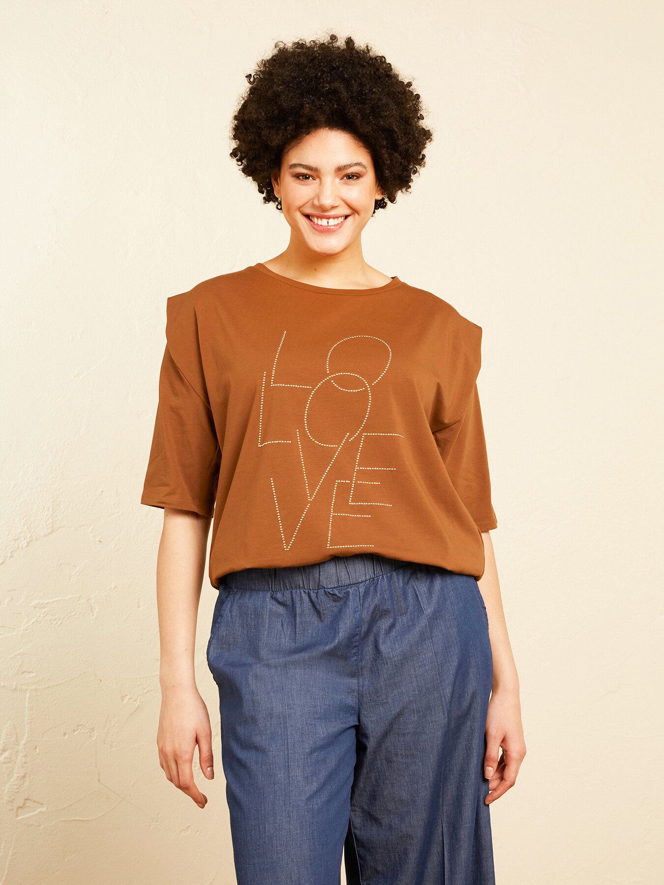 T-shirt con scritta in borchie image number 3