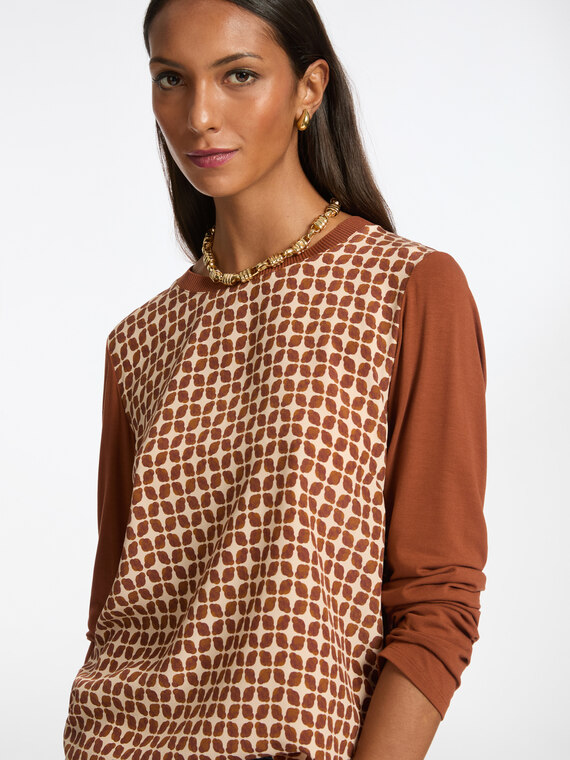 T-shirt com frente em seda estampada