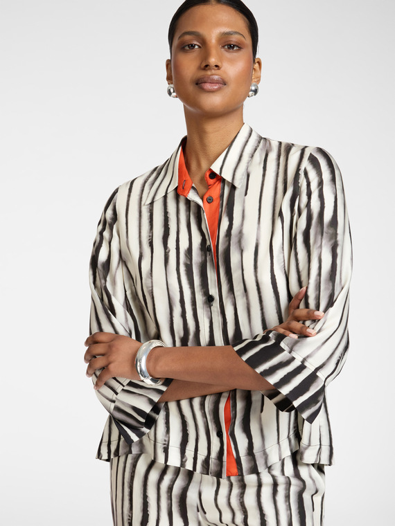 Camisa em cetim de viscose &agrave;s riscas