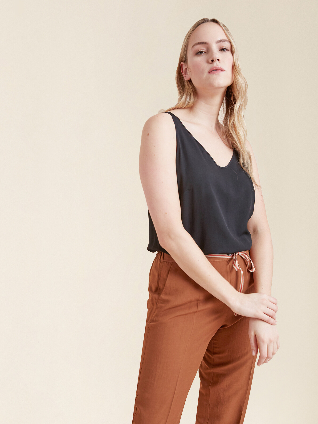 Top con cuello de pico image number 2