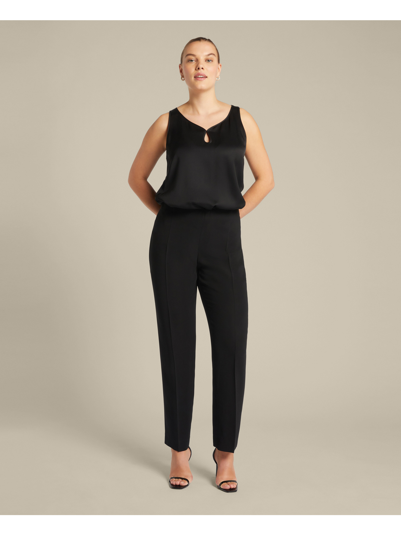 Top with drop neckline image number 7