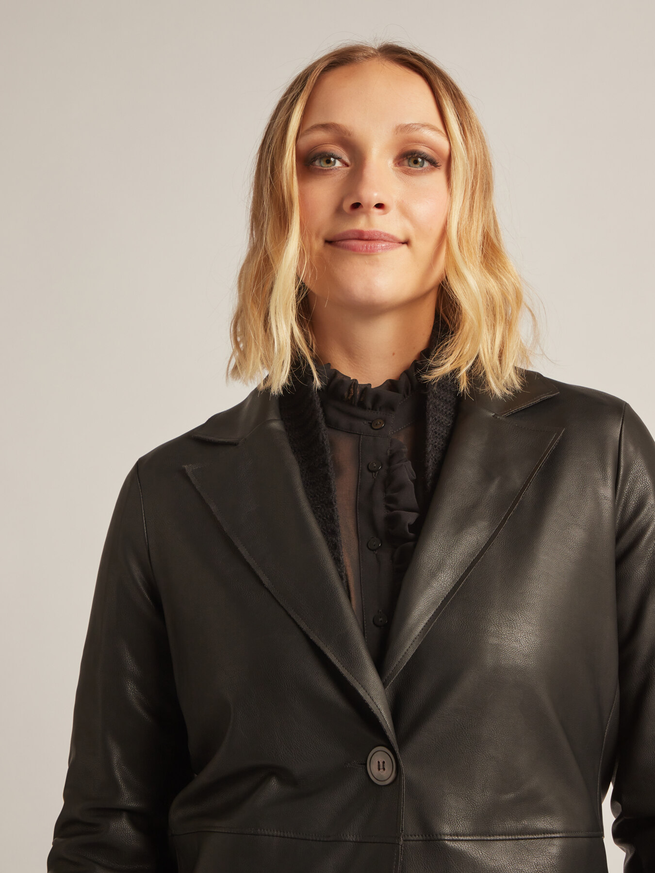 Abrigo de piel sintética image number 3