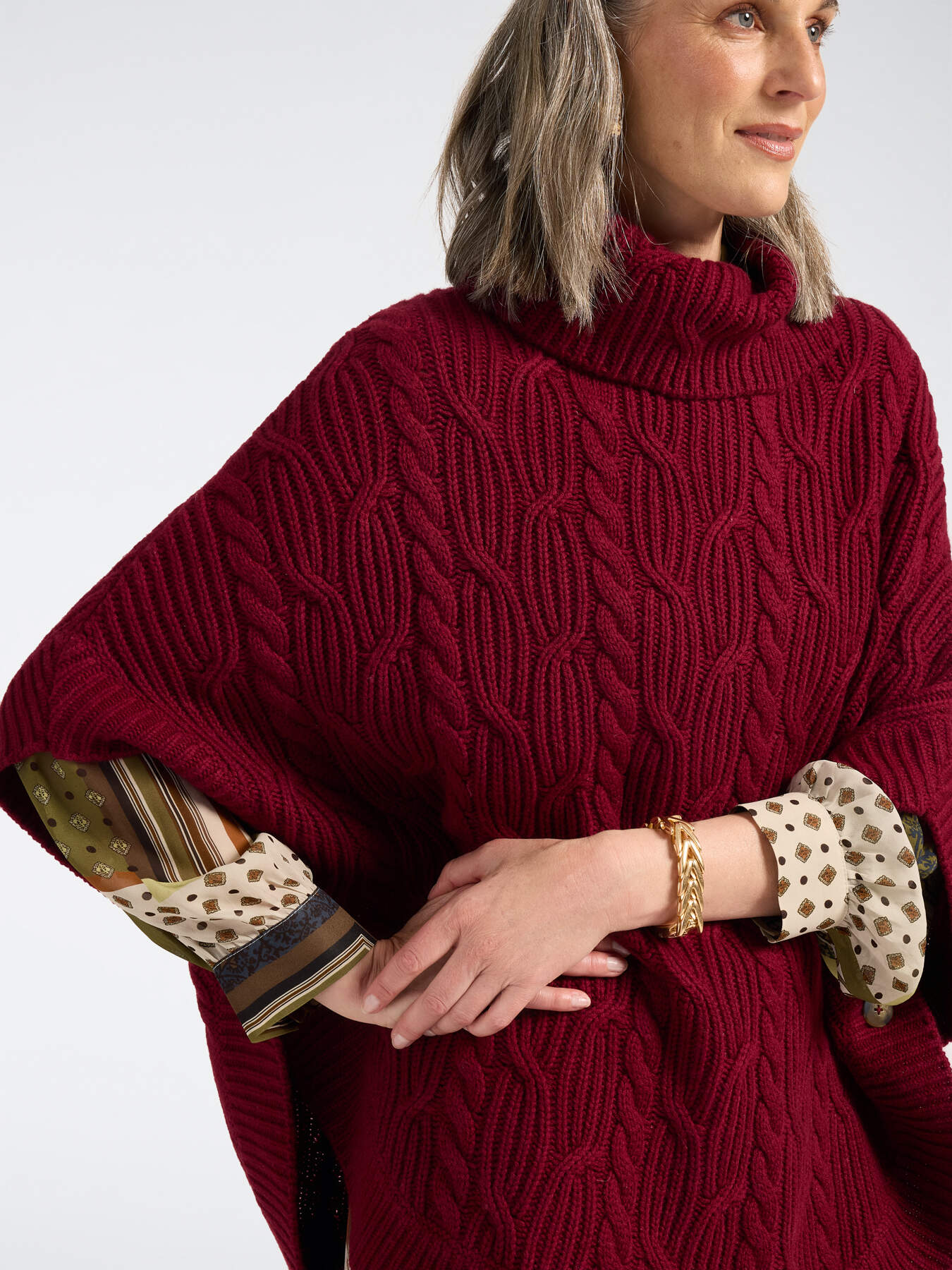 Cable knit poncho in pure wool image number 3