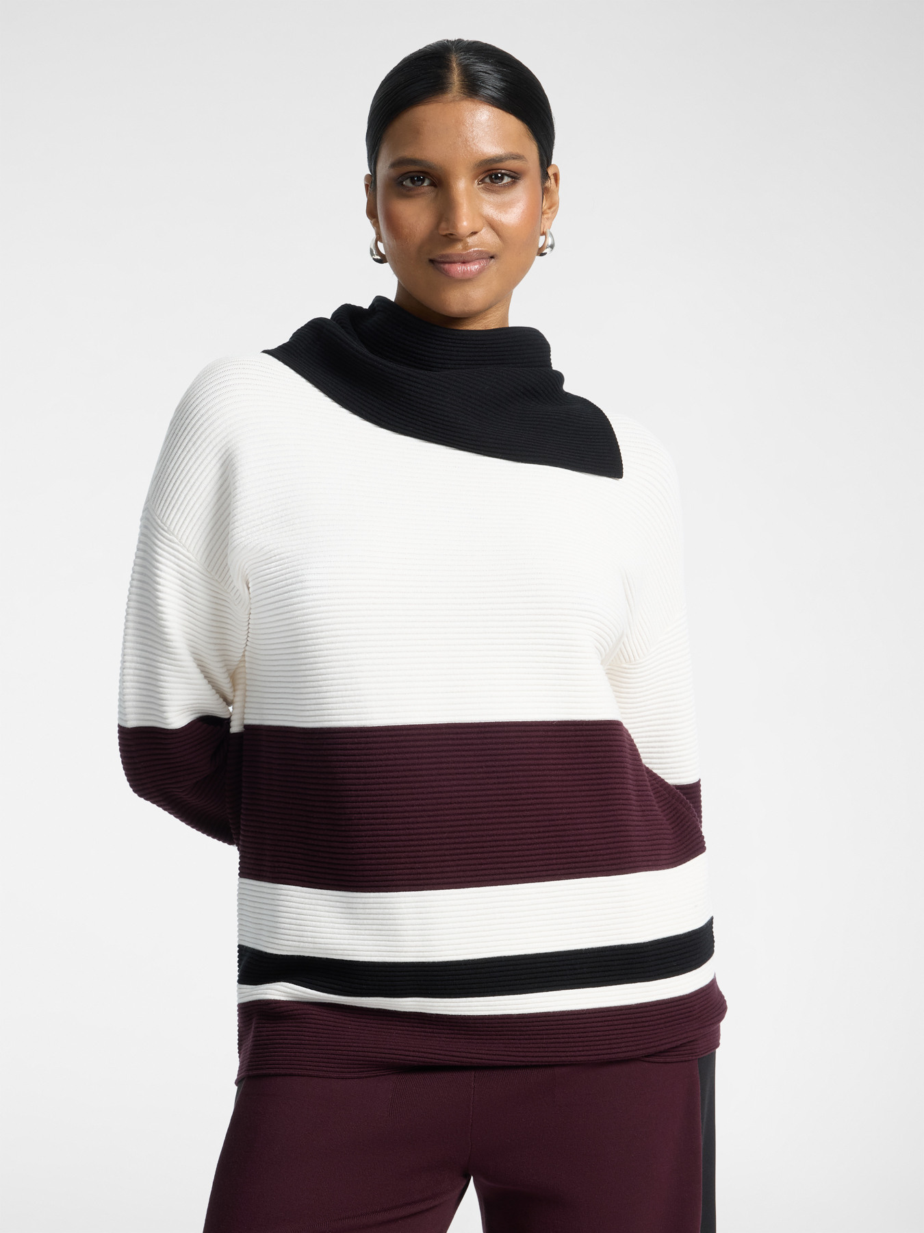 Gestreifter Strickpullover mit asymmetrischem Rollkragen image number 0