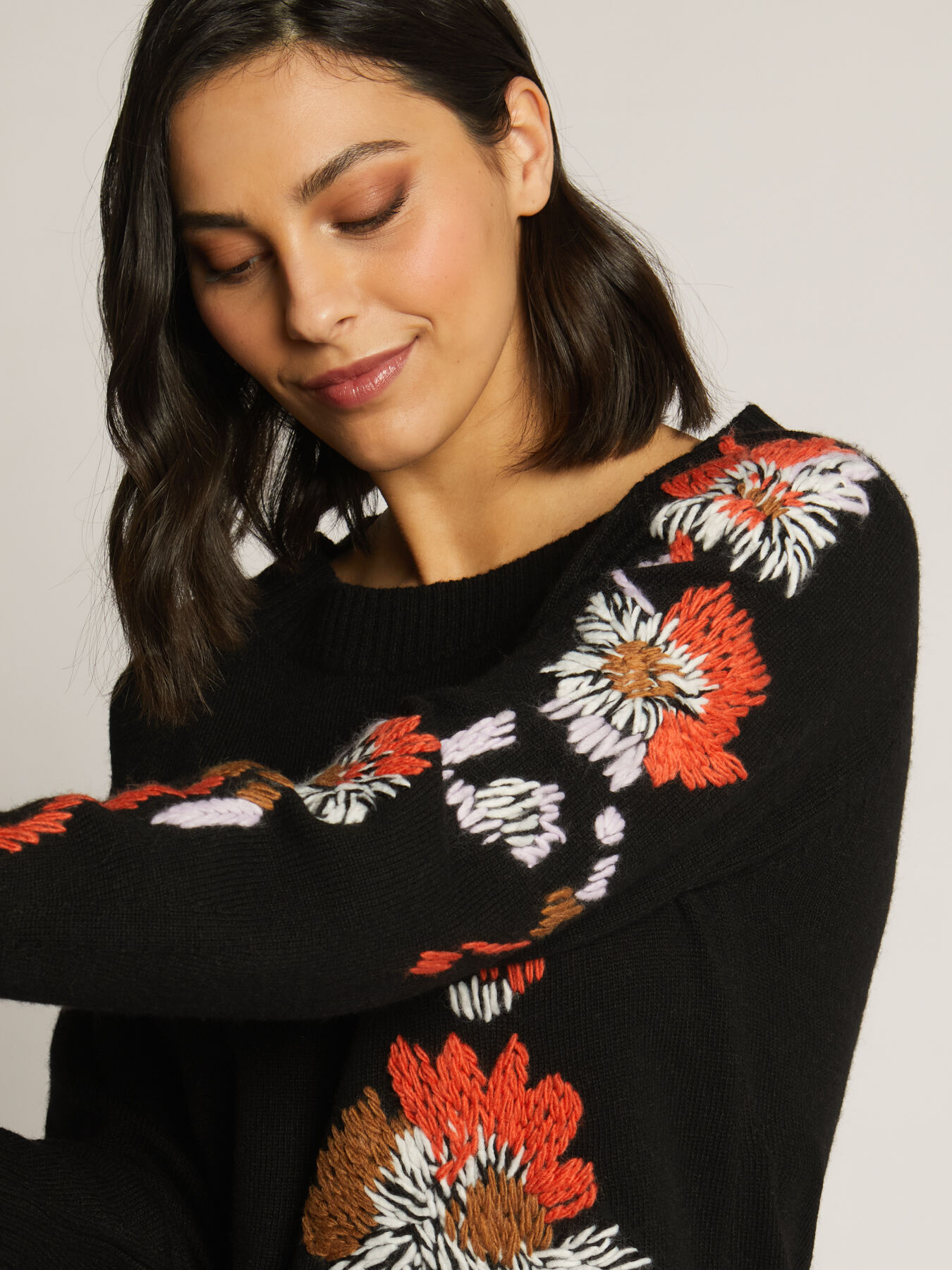 PULL RAS-DU-COU BROD&Eacute; &Agrave; LA MAIN EN CACHEMIRE M&Eacute;LANG&Eacute; image number 3