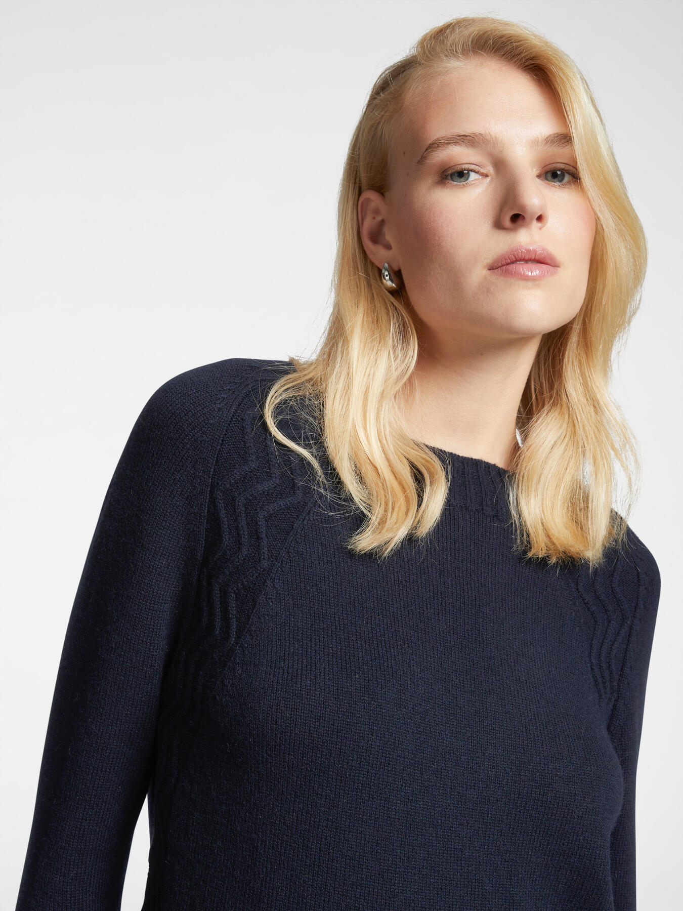 Wool sweater with detachable collar image number 3