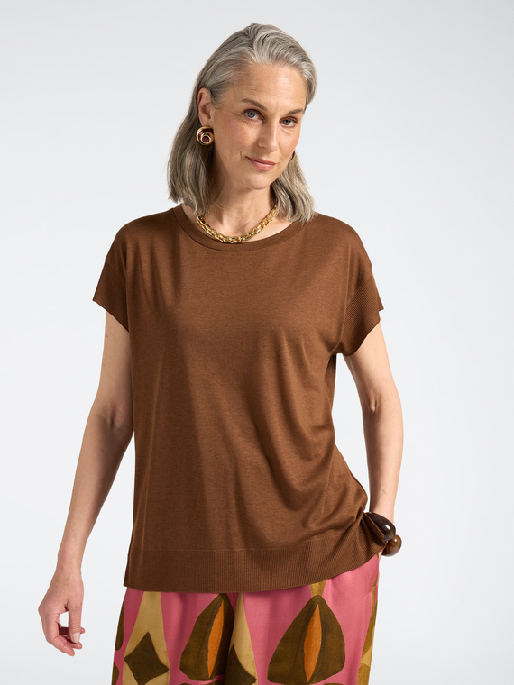 T-shirt with ribbed edges