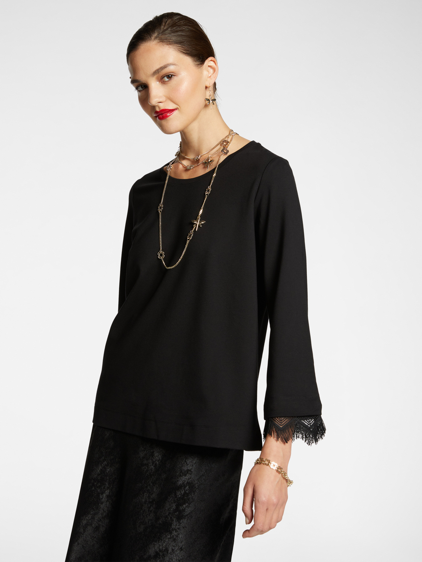 Blusa elegante com borda em renda image number 0