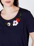 Camiseta con bordado floral de hilo image number 3