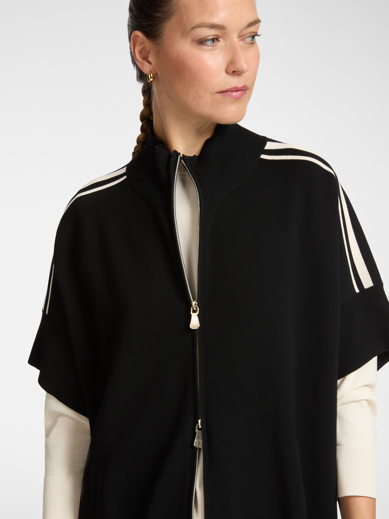 Knitted cape with stripes image number 3