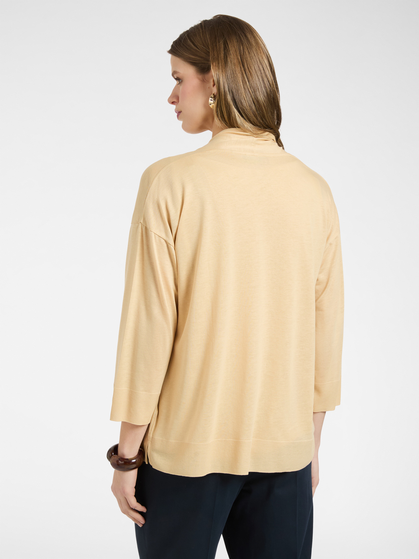 T-shirt coupe d&eacute;contract&eacute;e ouverte devant image number 1