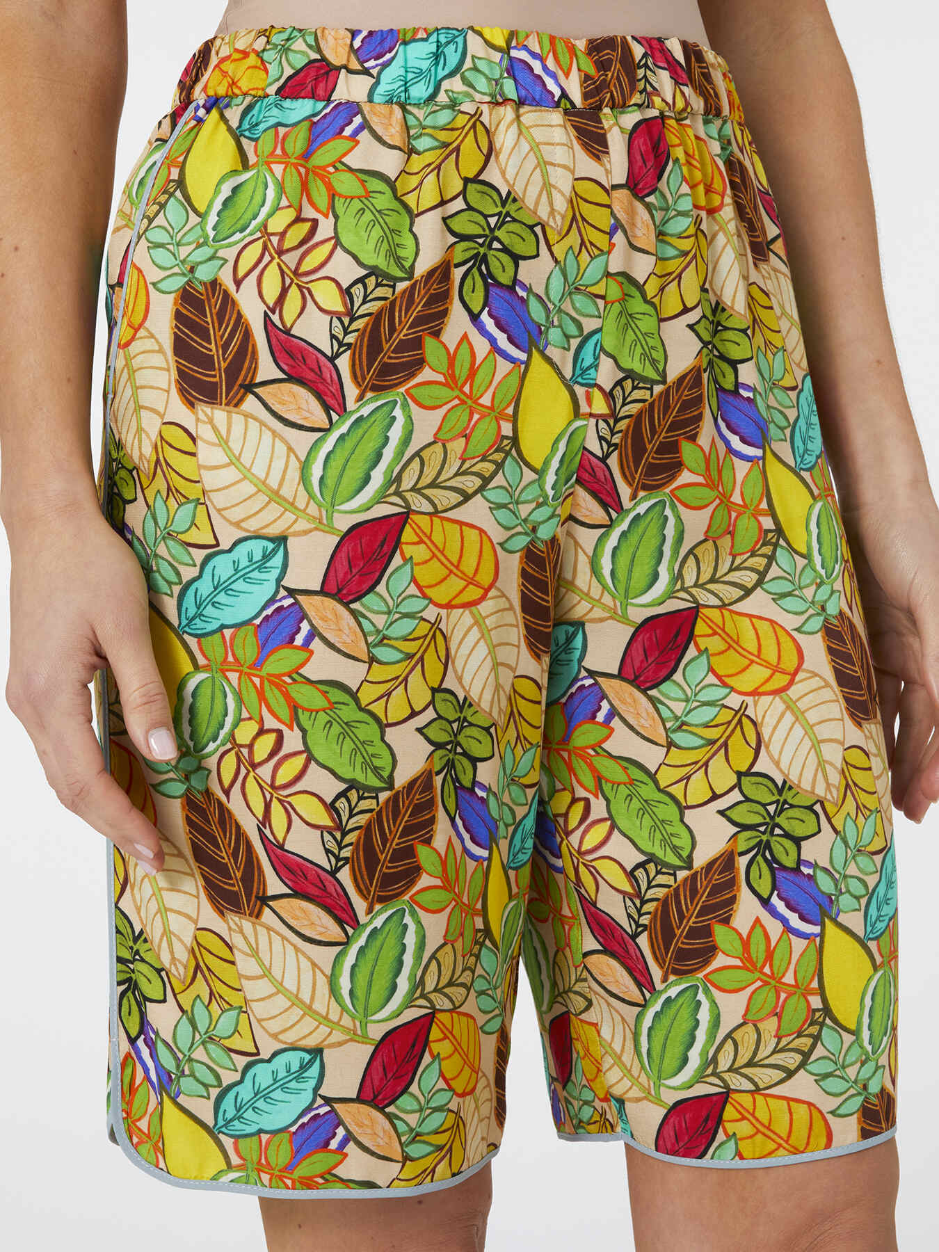 Short trousers with foliage print image number 3