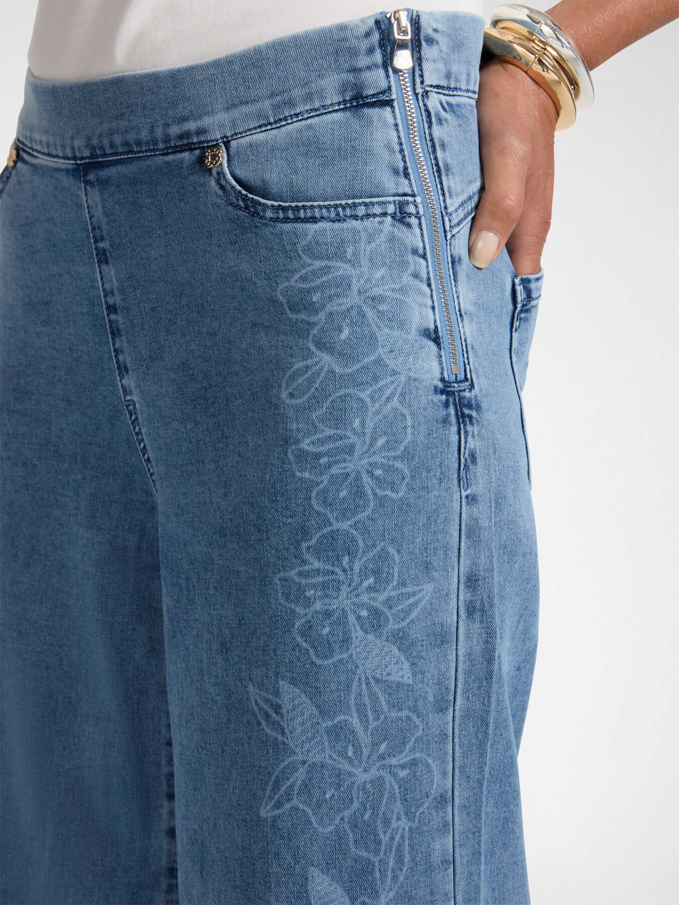 Jeans mit Blumenmuster und weitem Bein image number 3