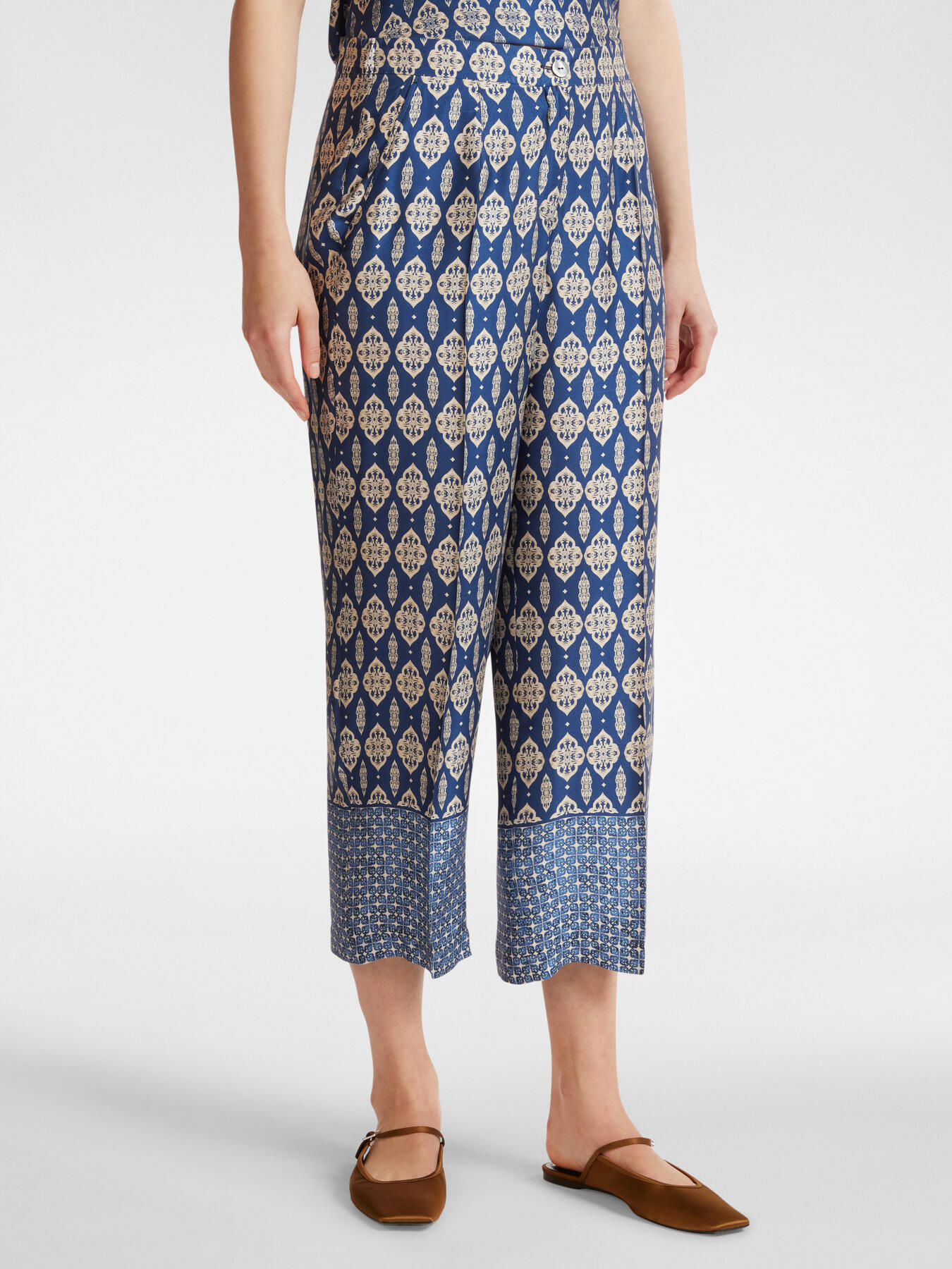 Pantal&oacute;n cropped con estampado &eacute;tnico image number 2