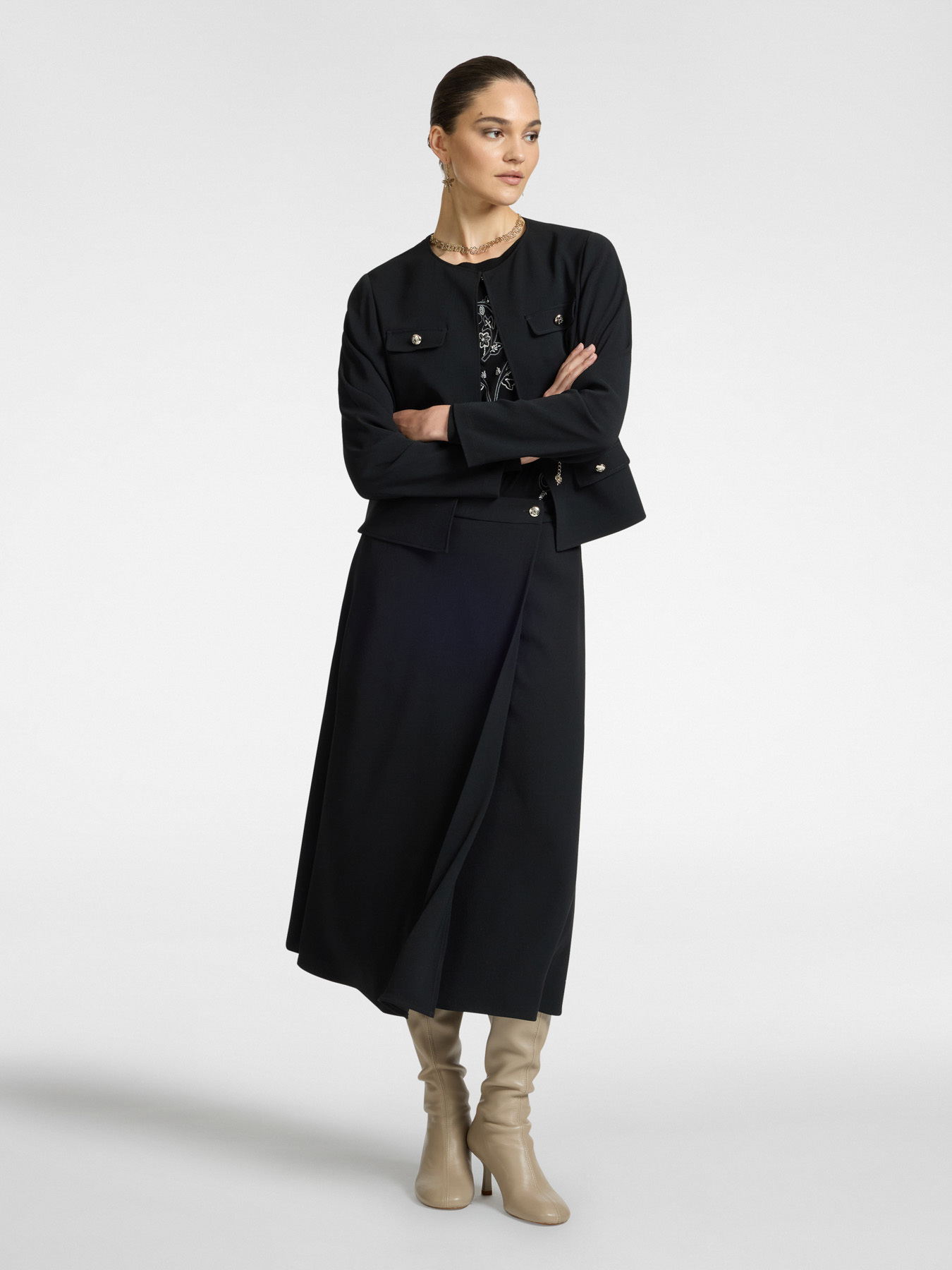 Veste courte &agrave; col ras du cou image number 2