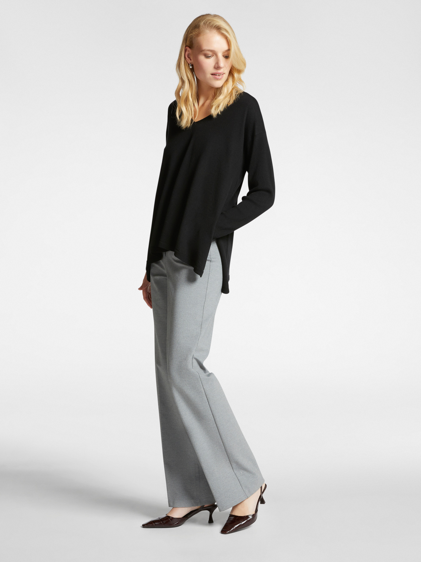 Camiseta over con escote de pico image number 2