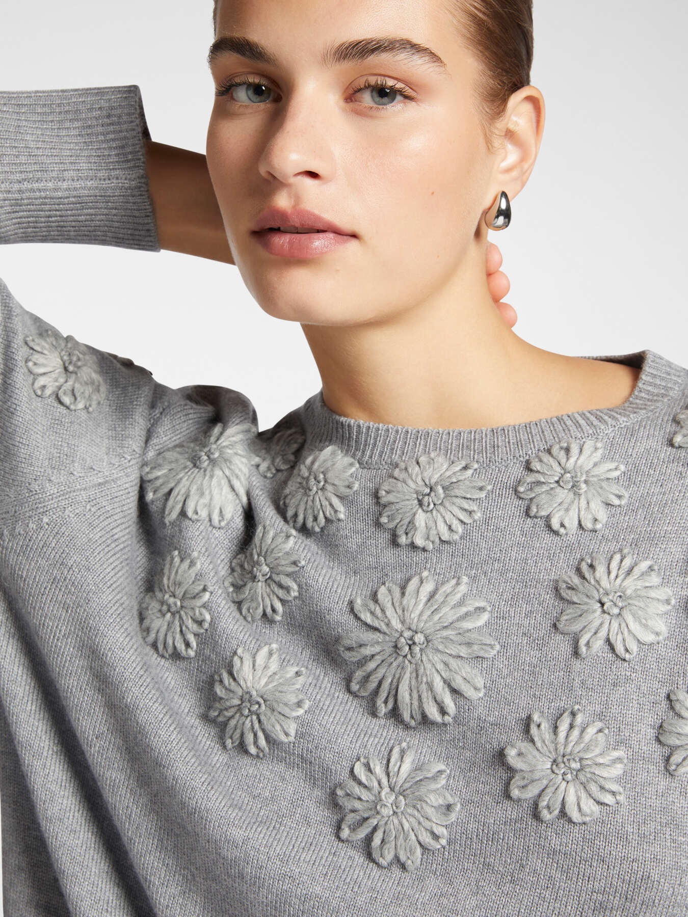 Jersey con flores bordadas image number 3