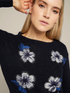Pull femme blanc avec fleurs brodées colorées