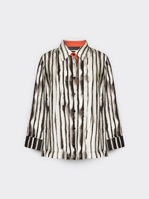 Camisa em cetim de viscose &agrave;s riscas