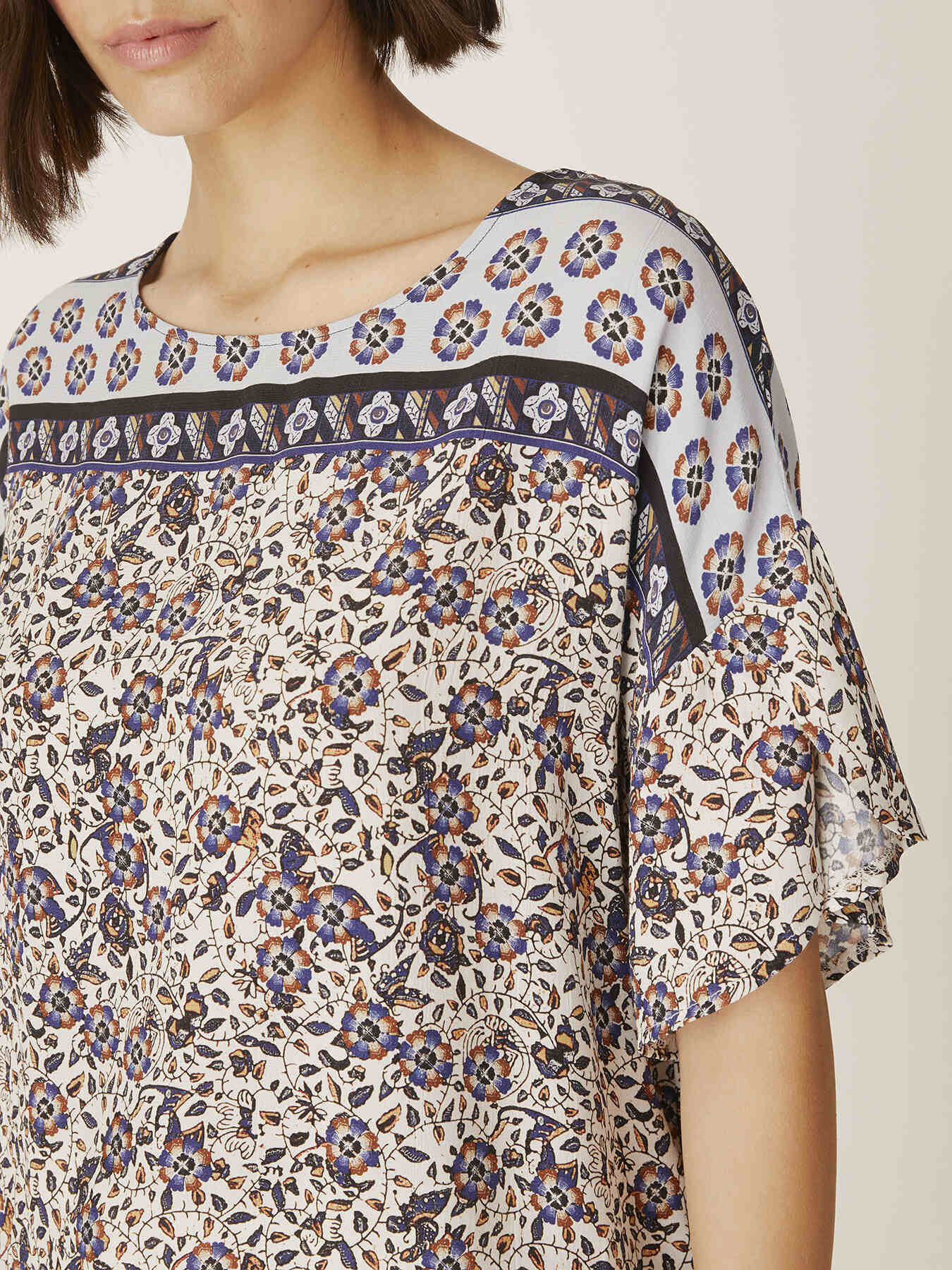 Blouse &agrave; imprim&eacute; ethnique plac&eacute; image number 2