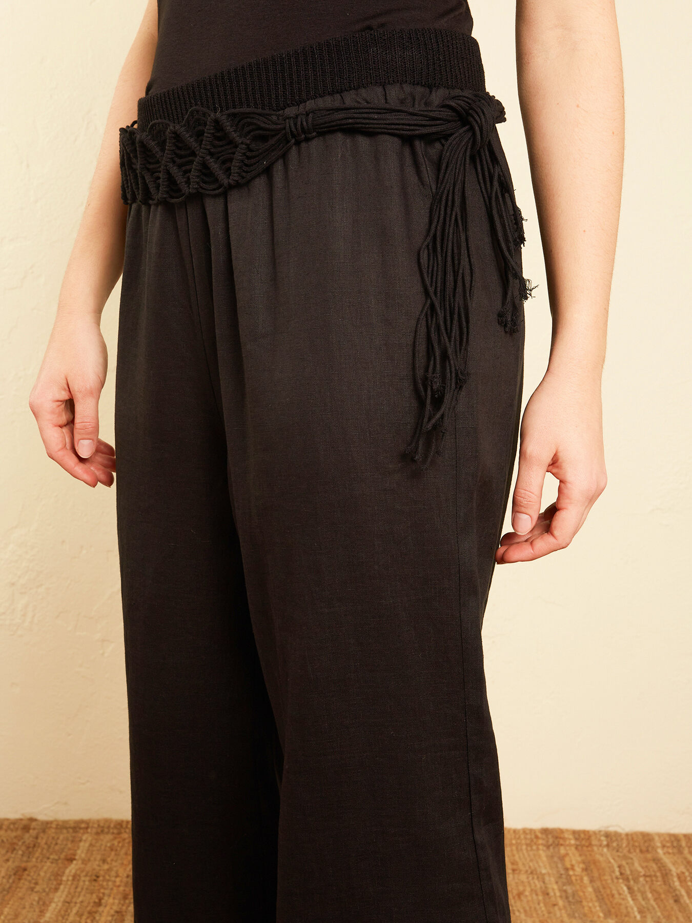 Pantalon cropped en lin avec ceinture en corde image number 3