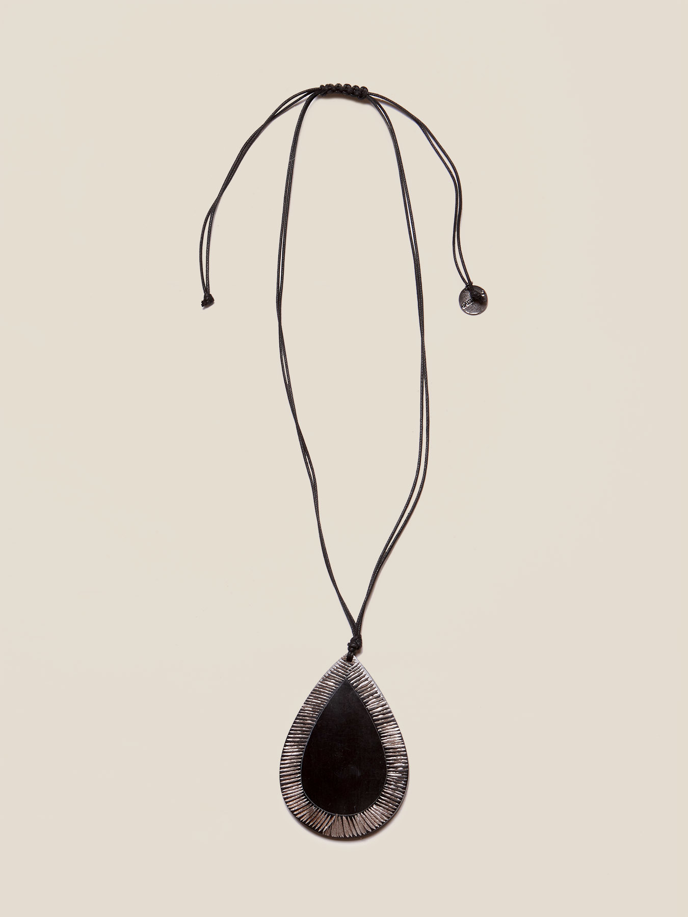 Collana lunga con ciondolo a goccia image number 1