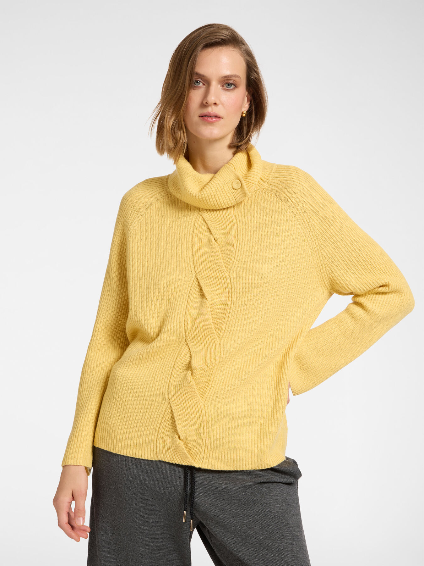 Pullover mit Zopf vorne image number 0