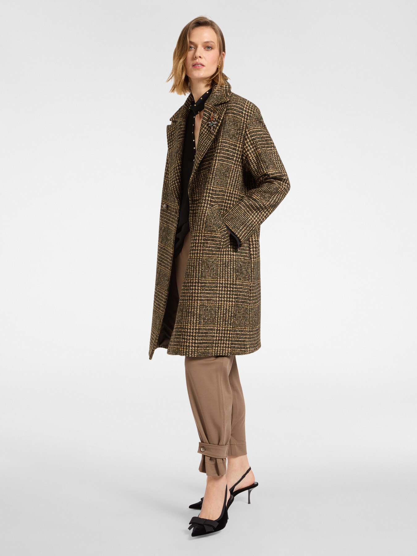 Welsh coat with brooch image number 2