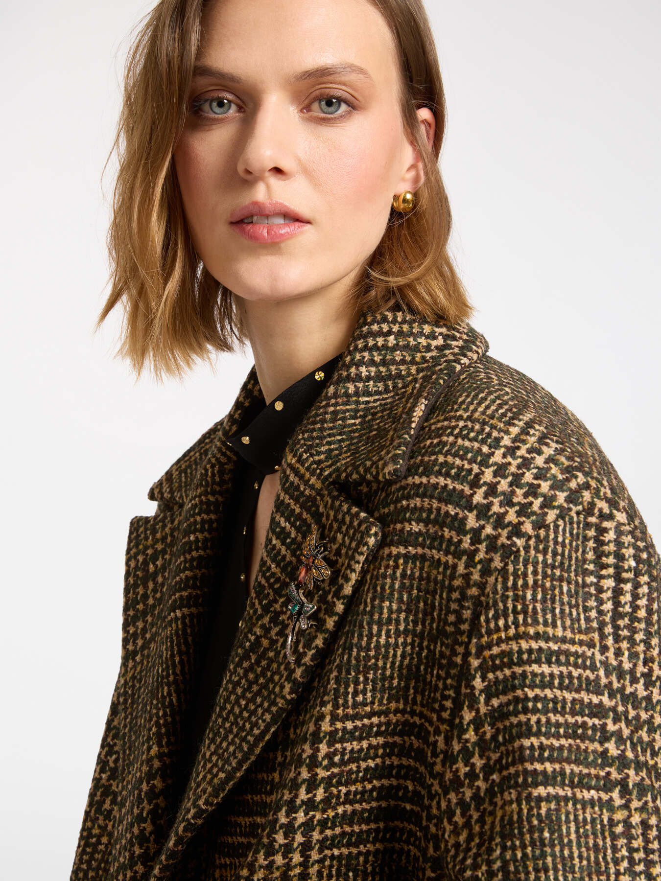 Welsh coat with brooch image number 3