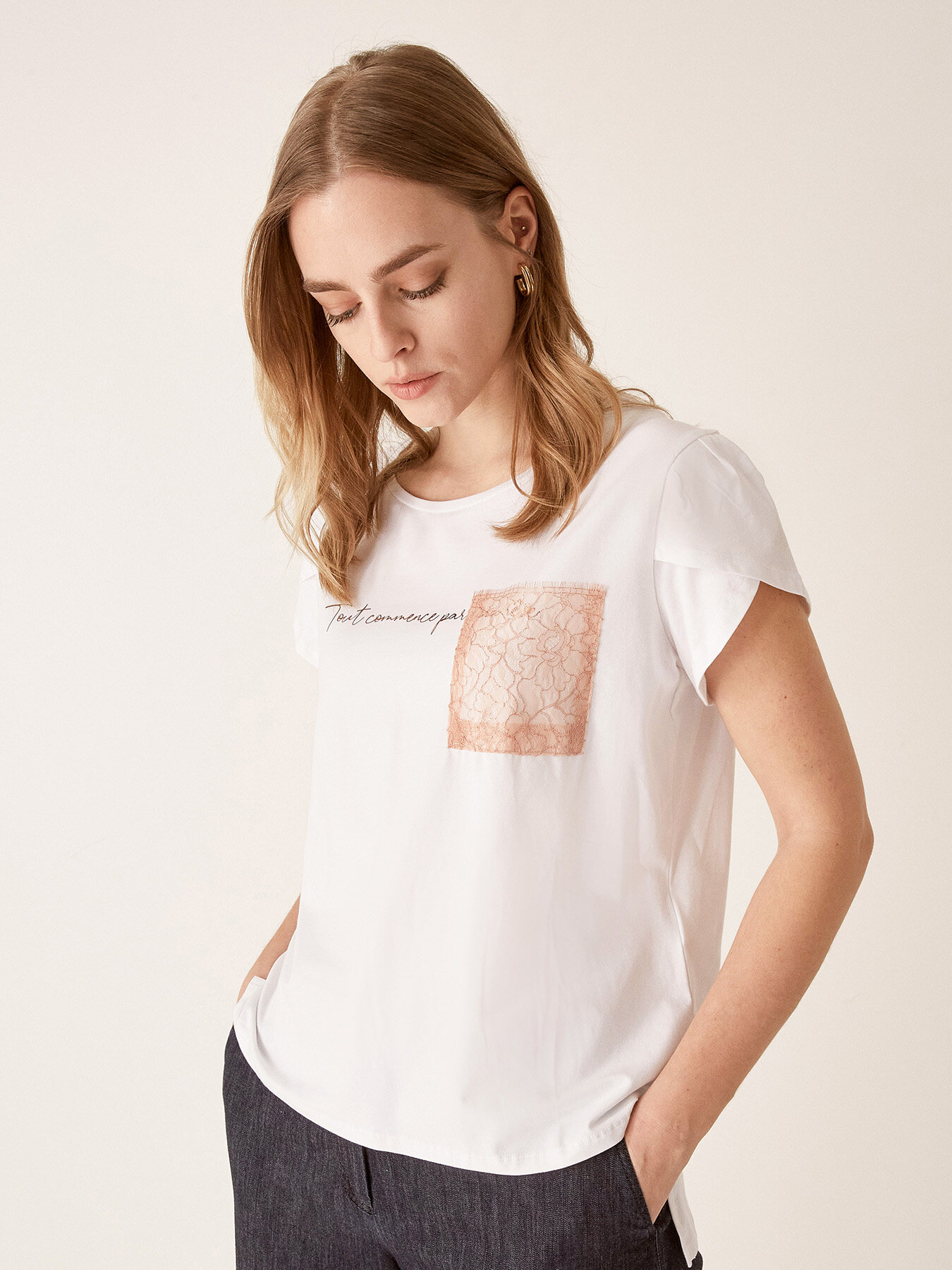 T-shirt "Leisure Chic" con tasca in pizzo image number 2