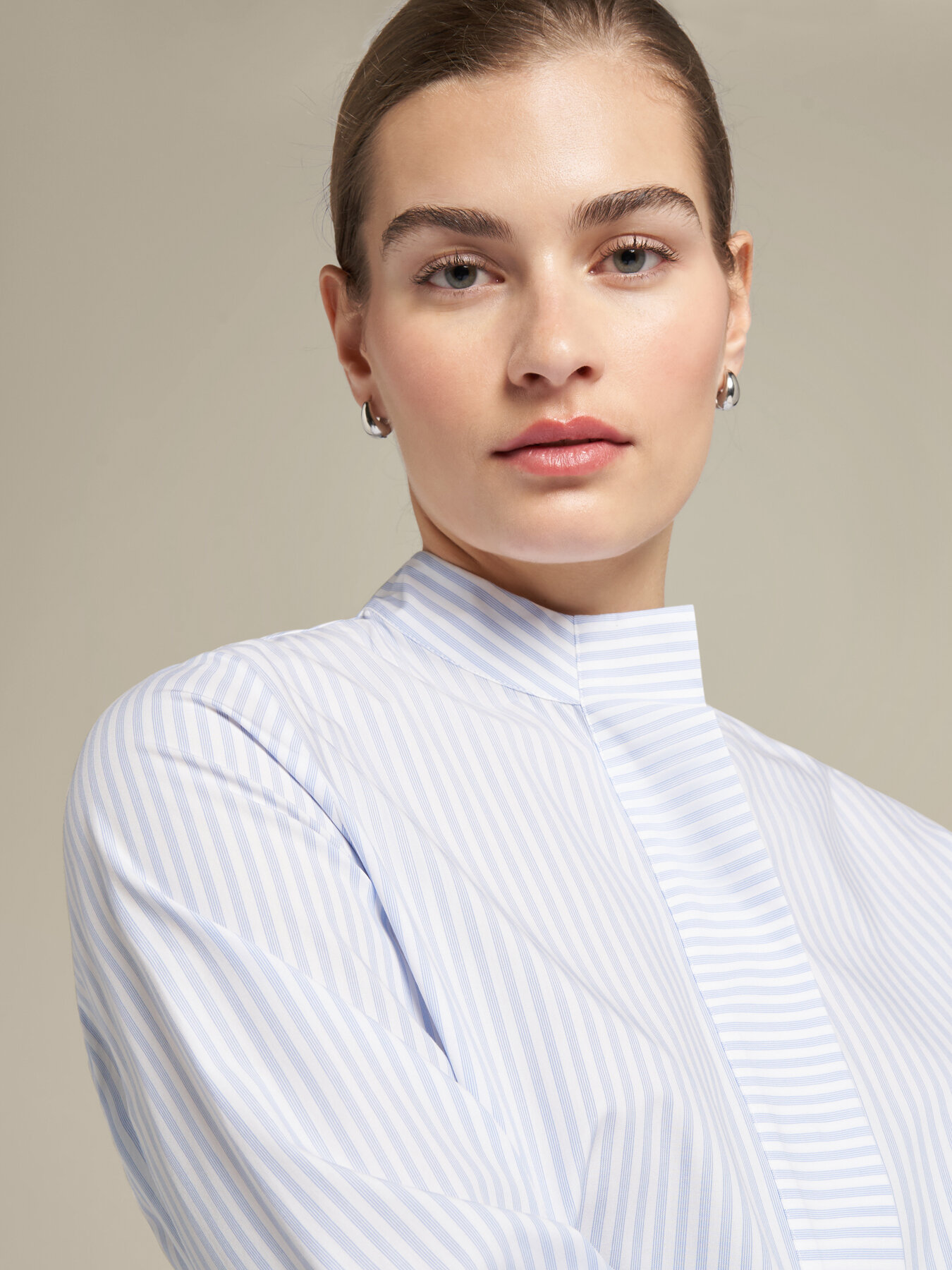 Blusa às riscas com gola alta image number 2