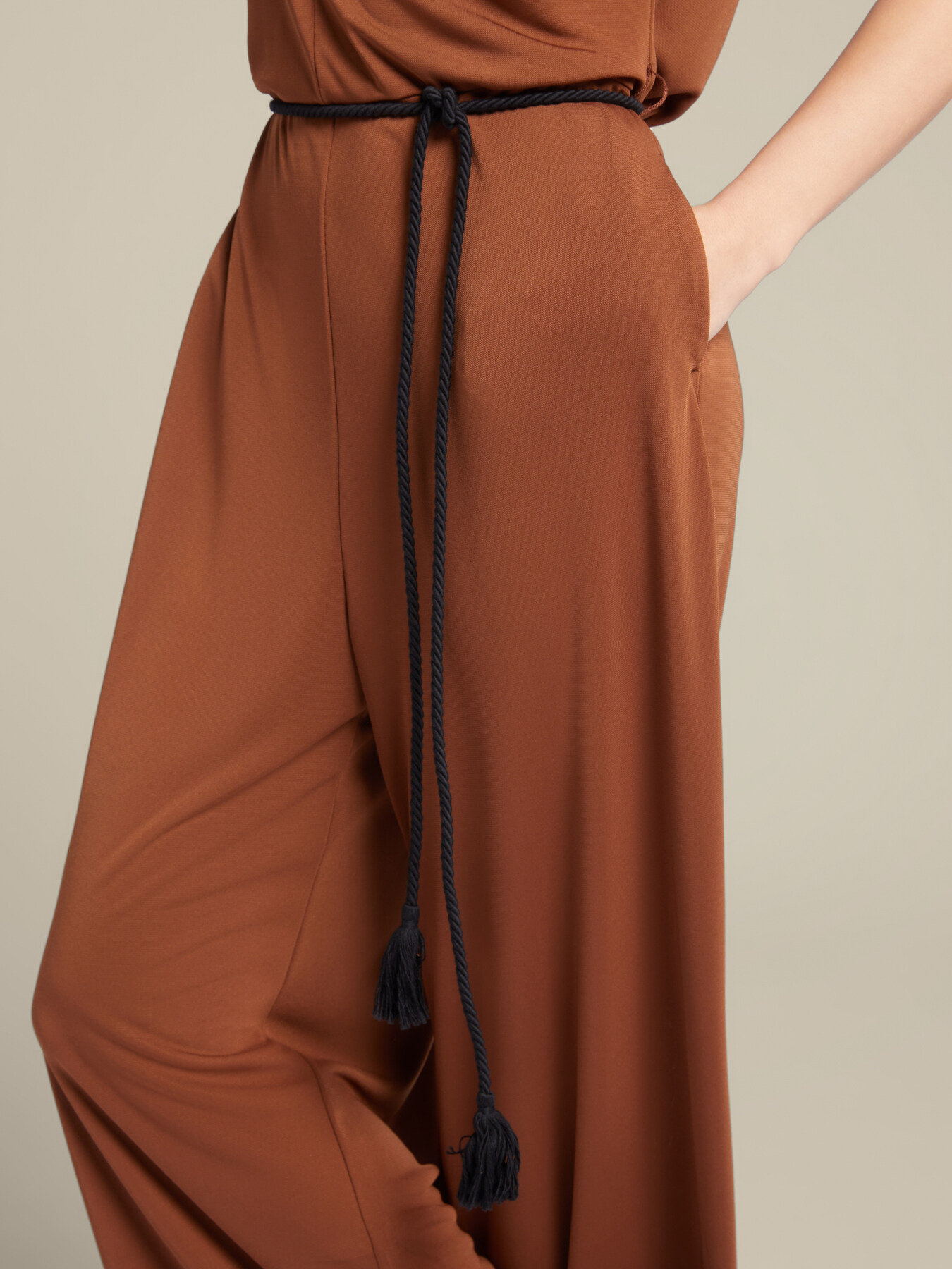 Mono en tejido de punto crep&eacute; image number 4