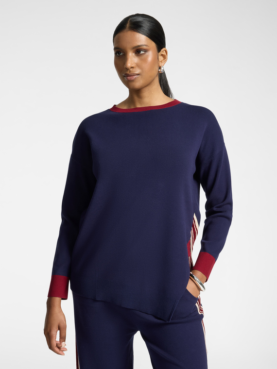 Maglia con inserto a righe e orlo asimmetrico