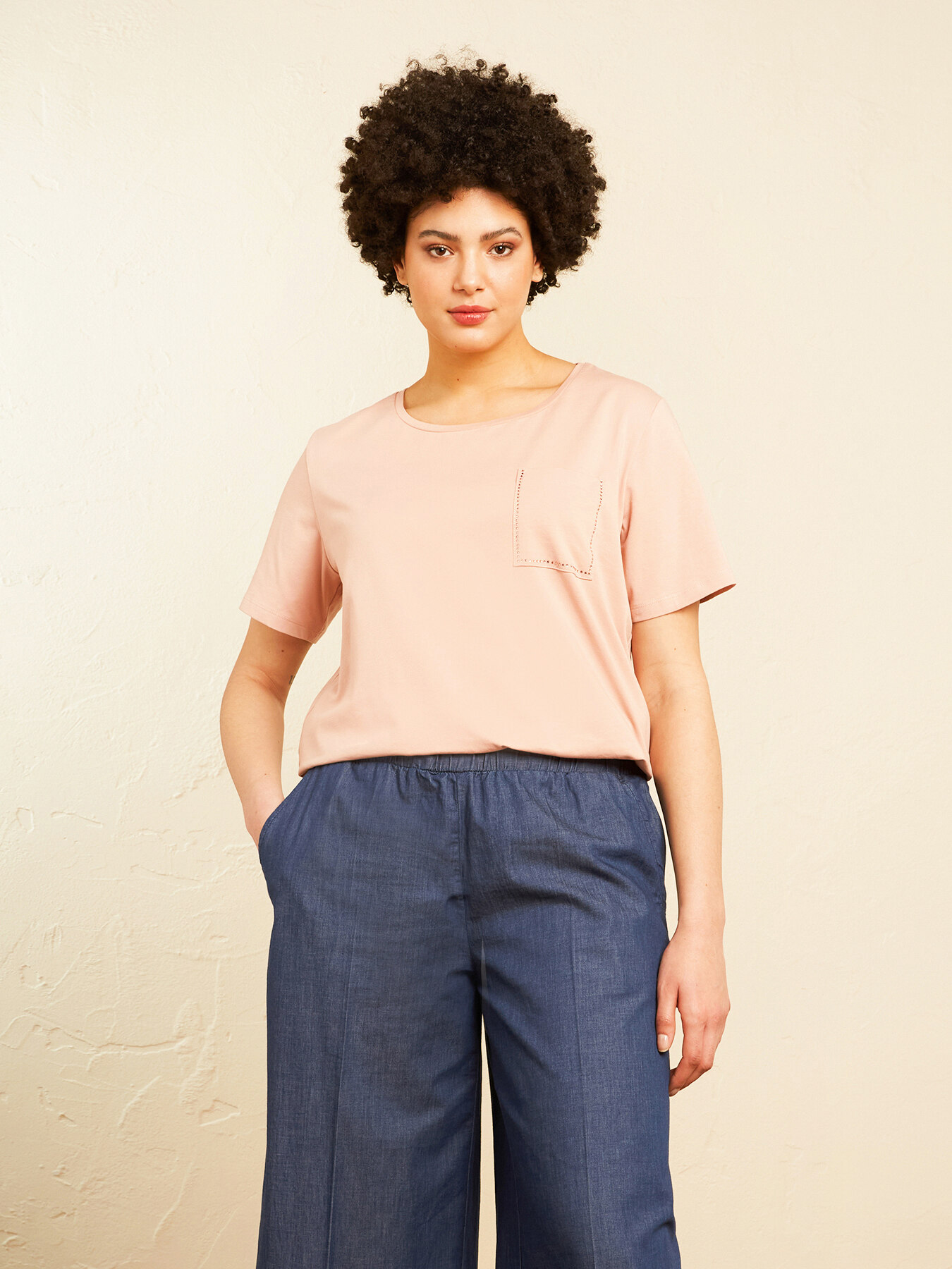 T-shirt con taschino e strass image number 3