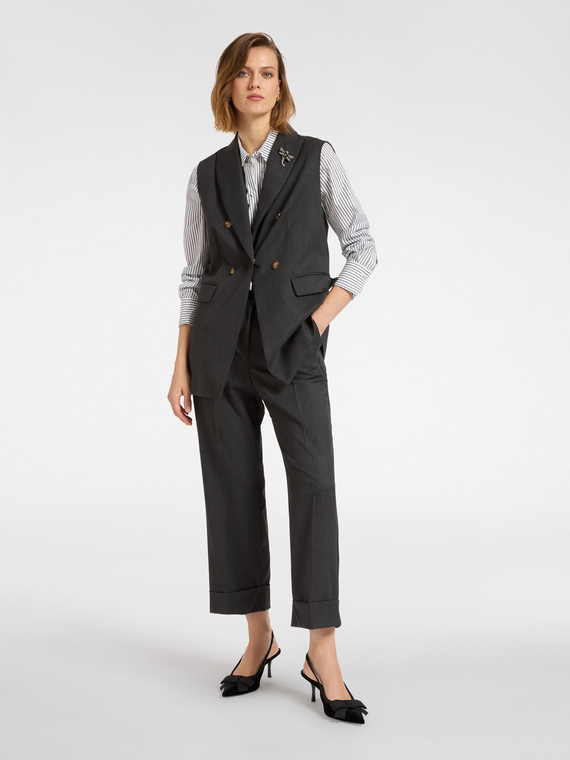 Cropped trousers with cuffs