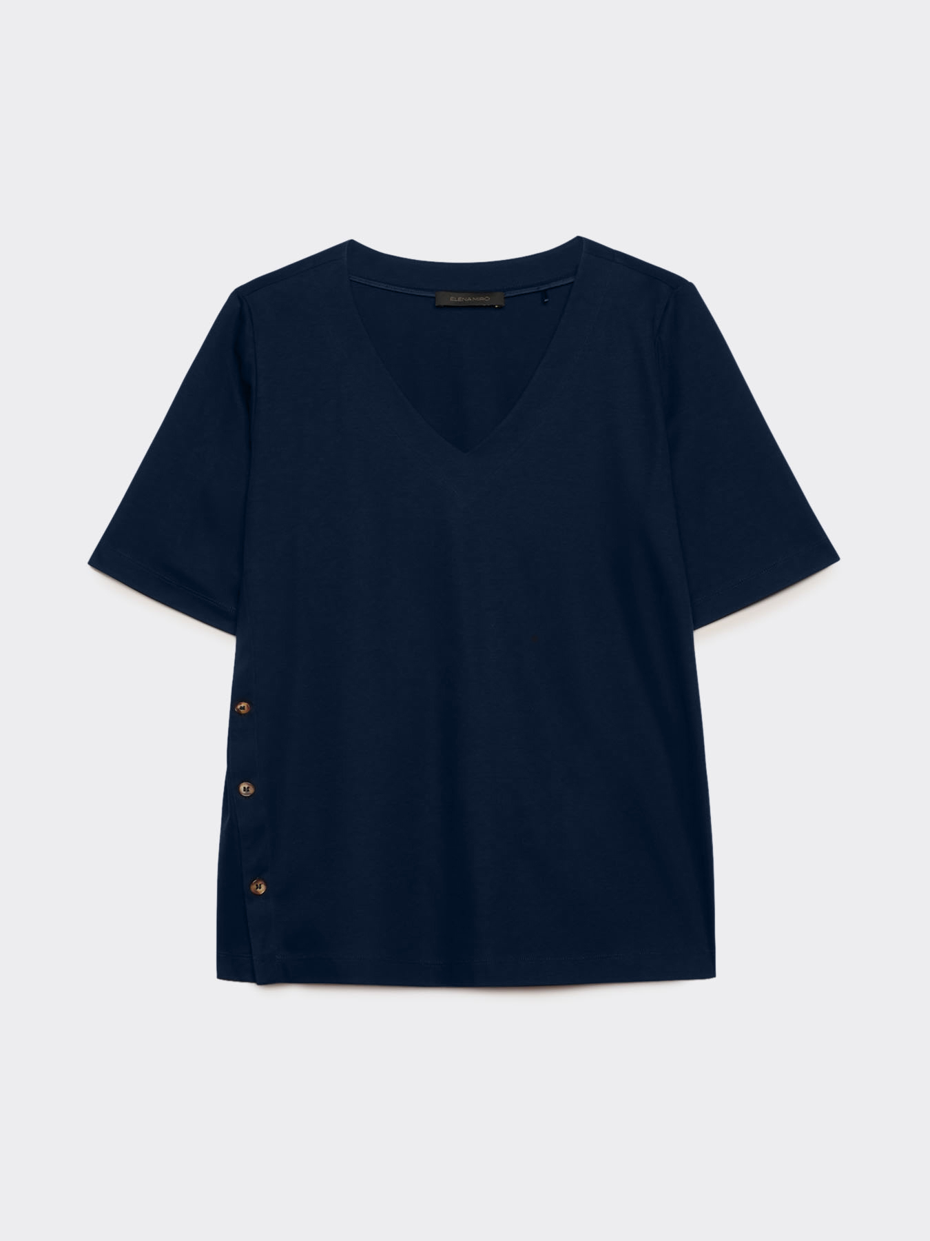 T-shirt decote em V com bot&otilde;es na parte inferior image number 5