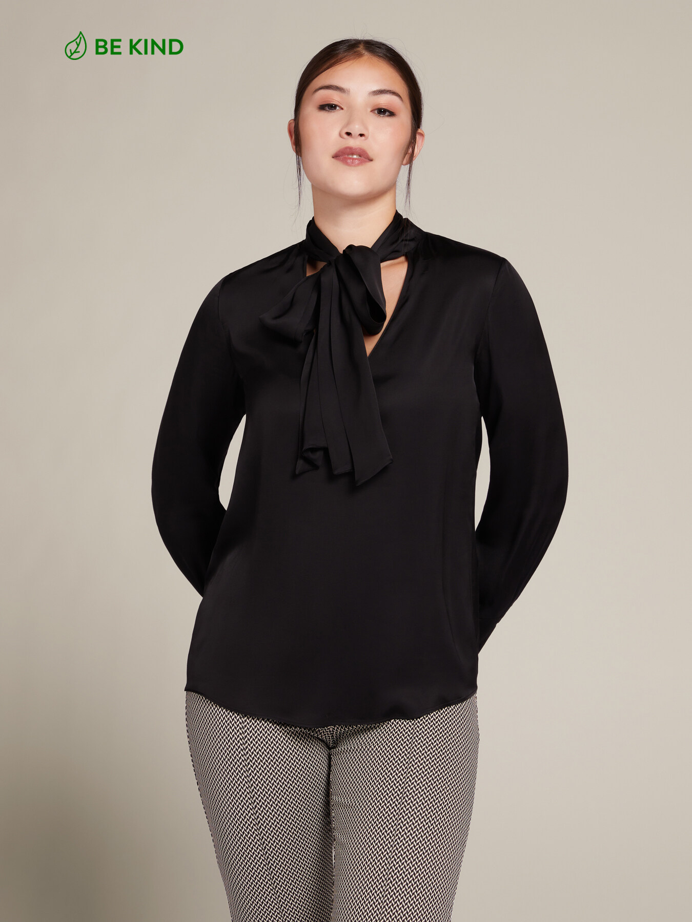 Blusa de raso ECOVERO™ con lazo image number 0