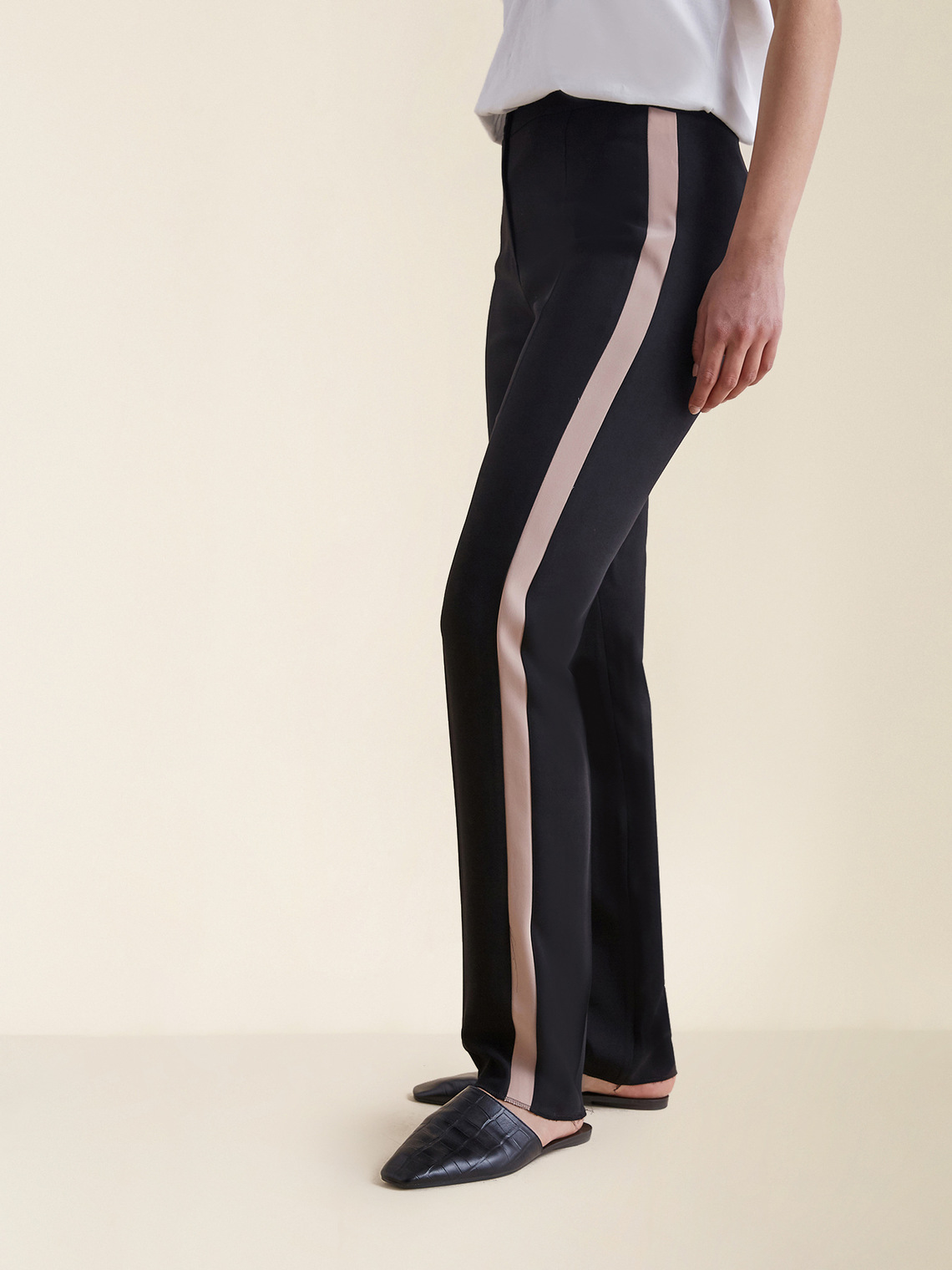 Graue Hose Mit Streifen An Der Seite Gerade geschnittene Hose mit Streifen an den Seiten - ElenaMiro.com - DE