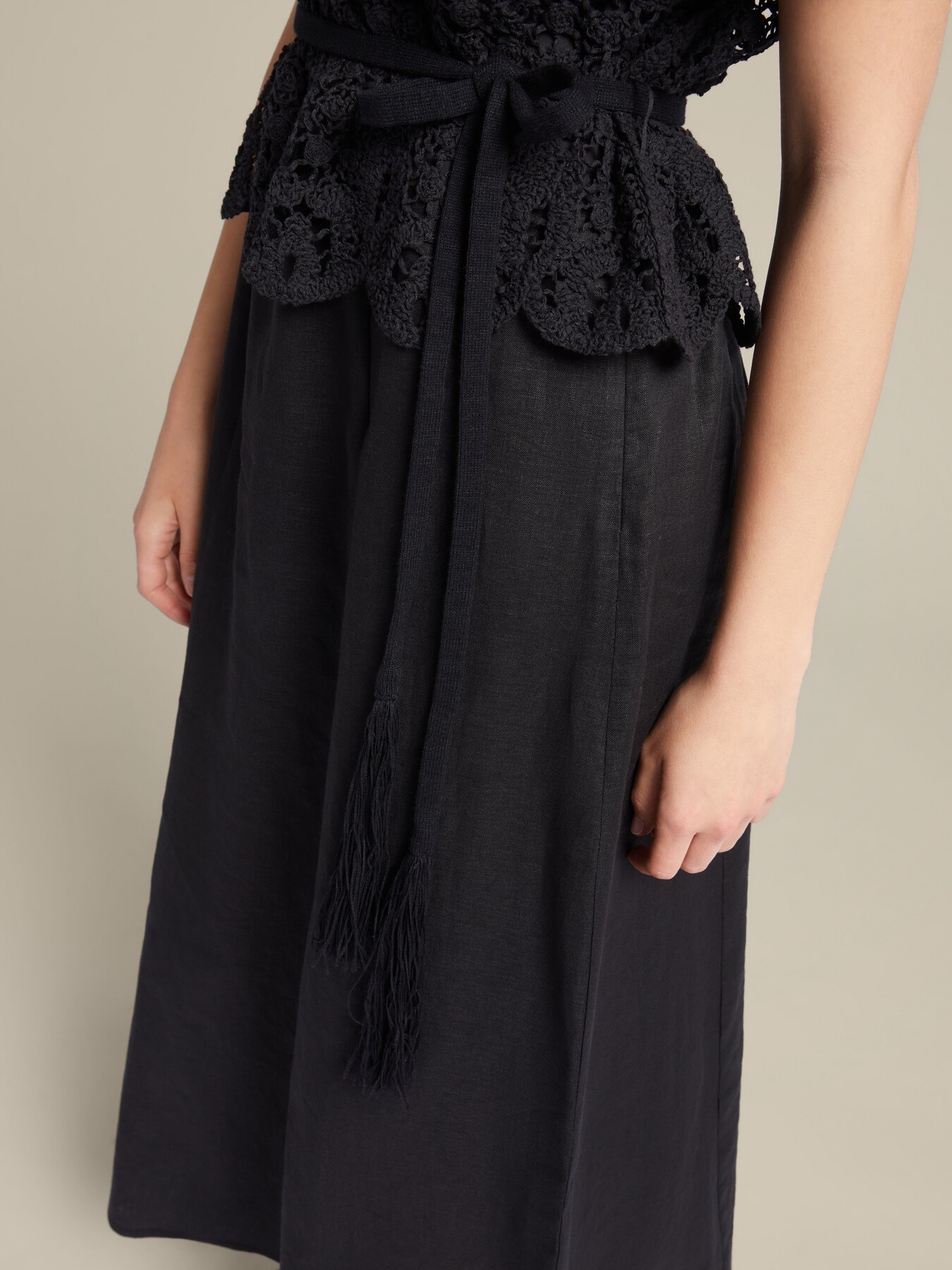 Vestido de lino con cuerpo de crochet image number 2